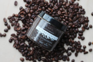 HOIA the body scrub of the coffee coin to help fight cellulite, cools, improves blood circulation, removes dead skin cells and makes the skin silky smooth.
