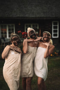 Naised rätikute ja HOIA homespa näomaskiga