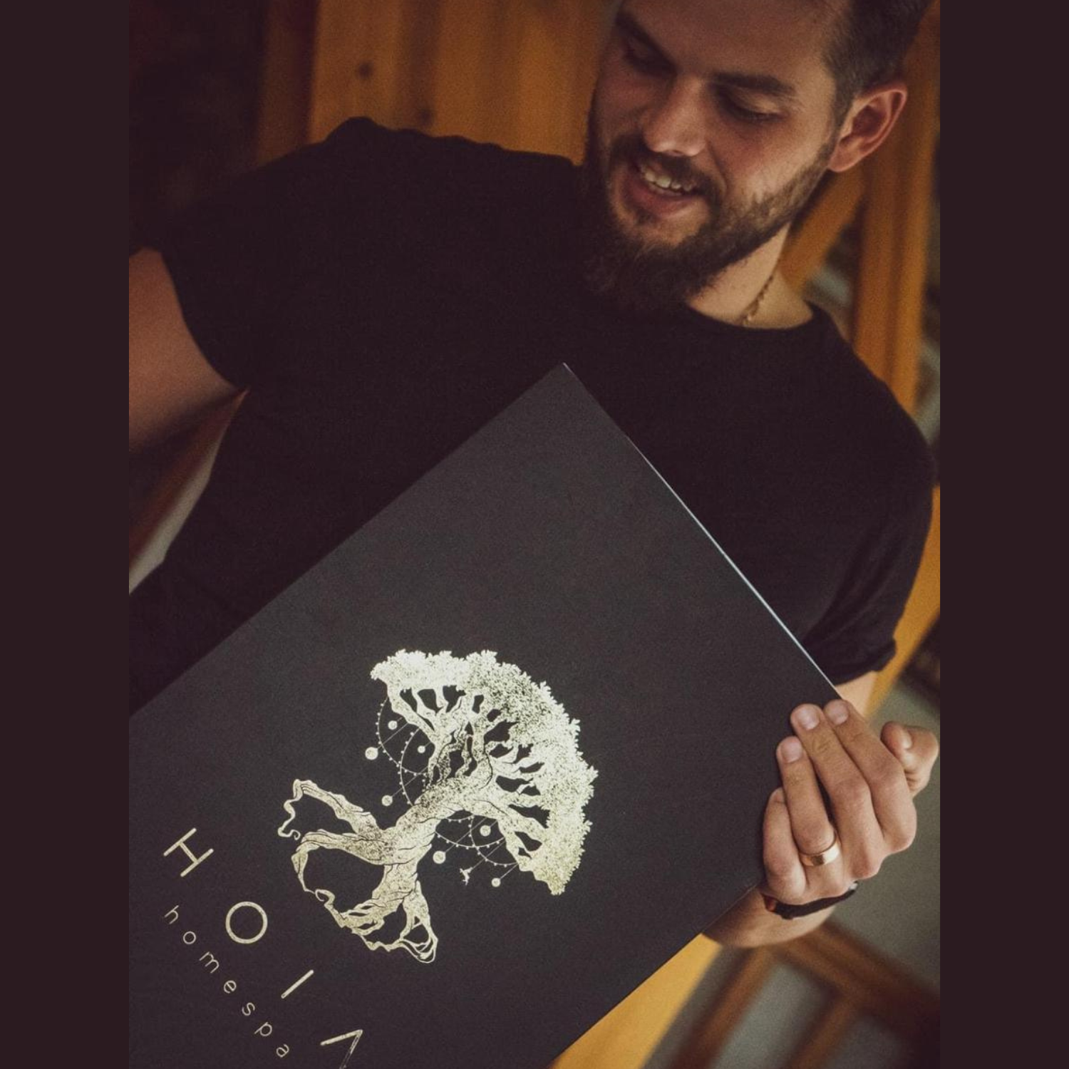 Mees HOIA meeste advendikalendriga.