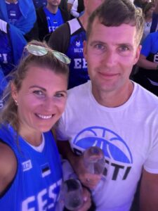 Naine ja mees korvpallivõistlusel